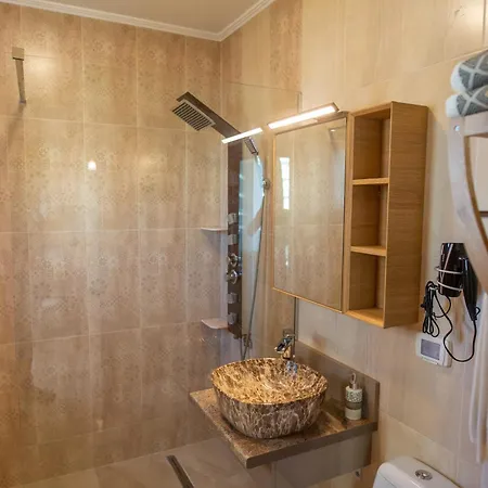 Deluxe By Sunny Mamaia